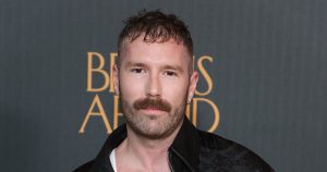 مساعد الإنتاج في برنامج “Search Party” يتهم العارض تشارلز روجرز بالاعتداء الجنسي