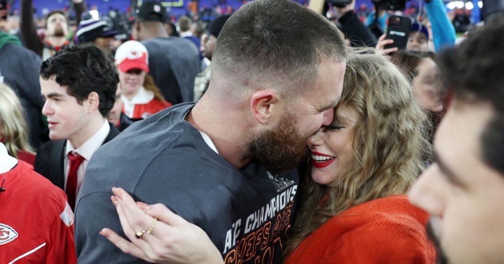 تايلور سويفت تقبل ترافيس كيلسي في الملعب بعد فوز الزعماء بمكان في Super Bowl LVIII