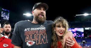 تايلور سويفت تحتفل مع والدي ترافيس كيلسي، جيسون وكايلي كيلسي بعد تقدم الرؤساء إلى Super Bowl