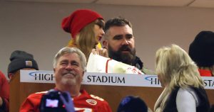 تم رصد جيسون كيلسي مع تايلور سويفت في لعبة Travis Kelce’s Chiefs vs. Bills