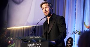 رايان جوسلينج يكرم إيفا مينديز “فتاة أحلامي” أثناء استلامها جائزة كيرك دوغلاس في SBIFF
