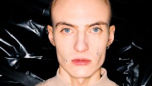 Sad Boys، وGlitter، وGuyliner: مكياج العيون يحظى بلحظة في عروض الرجال