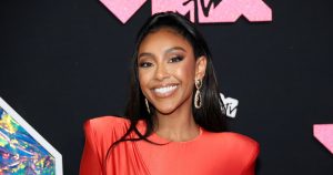 حصلت Tayshia Adams على أنعم شعرها على الإطلاق بهذه المنتجات: “هذا ليس إعلانًا”