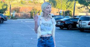 Tori Spelling يرسل رسالة واضحة مع صورة الإصبع الأوسط والقميص حول عدم إعطاء “AS – t”