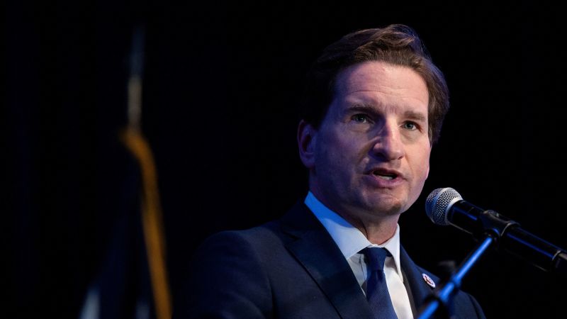 تنأى حملة فيليبس بنفسها عن المستشار الذي يُزعم أنه كلف بإجراء مكالمة وهمية لبايدن