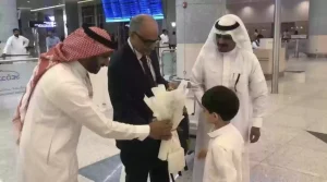 بعد فراق 50 عام.. قصة شقيقين في المملكة التقيا بسبب “رسالة بريد”!! إليك التفاصيل