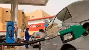 لحظات غضب وعنف.. هجوم مروع على عامل محطة وقود بالسعودية بعد محاولته توثيق الواقعة