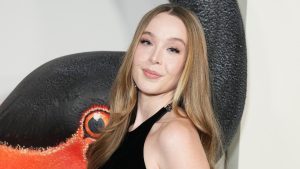 تعرف على إيلا بيتي، النجمة الصاعدة في فيلم Feud والتي تتجه الآن إلى برودواي