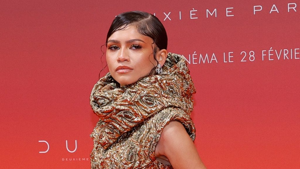 Zendaya تحاول تجربة أفضل تسريحات الشعر في أسبوع الموضة في نيويورك