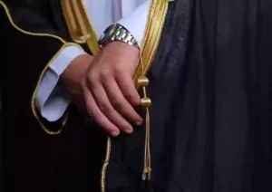 الحكومة السعودية تعلن | الفئات الملزمة بلبس البشت في العمل والمناسبات الرسمية في البلاد