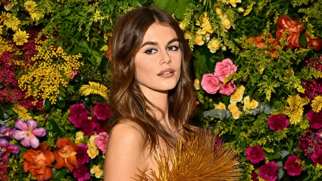 جلبت كايا جربر جمال التسعينيات من خلال عارضات الأزياء إلى ليلة BAFTA