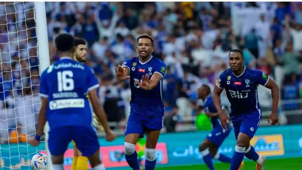 بات كابوس الأندية الآن | الهلال السعودي يطارد الاتحاد وسط رفض ترديد هاتوا الهلال.. شاهد