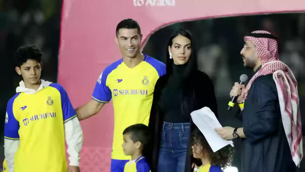 الدون ليس الأفضل!! نجم برشلونة السابق يتسبب في غضب نجم النصر السعودي بتصريحٍ صاعق