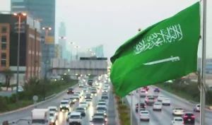 استجابة فورية من رجال الأمن بعد الابلاغ بوجود العلم السعودي على الأرض “فيديو”