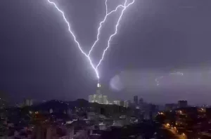 اليوم اضطراب وغدًا ذروته! موجة تقلبات جديدة تشهدها السعودية والأرصاد تحذر سكان تلك المناطق