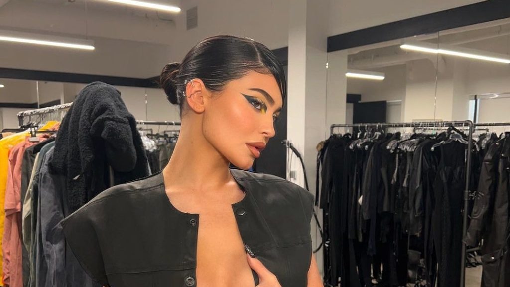 اكتشفي لماذا ترتدي بيونسيه وكايلي جينر ولوري هارفي ملابس كوامي أدوسي، المصمم الغاني الناشئ