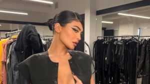 اكتشفي لماذا ترتدي بيونسيه وكايلي جينر ولوري هارفي ملابس كوامي أدوسي، المصمم الغاني الناشئ