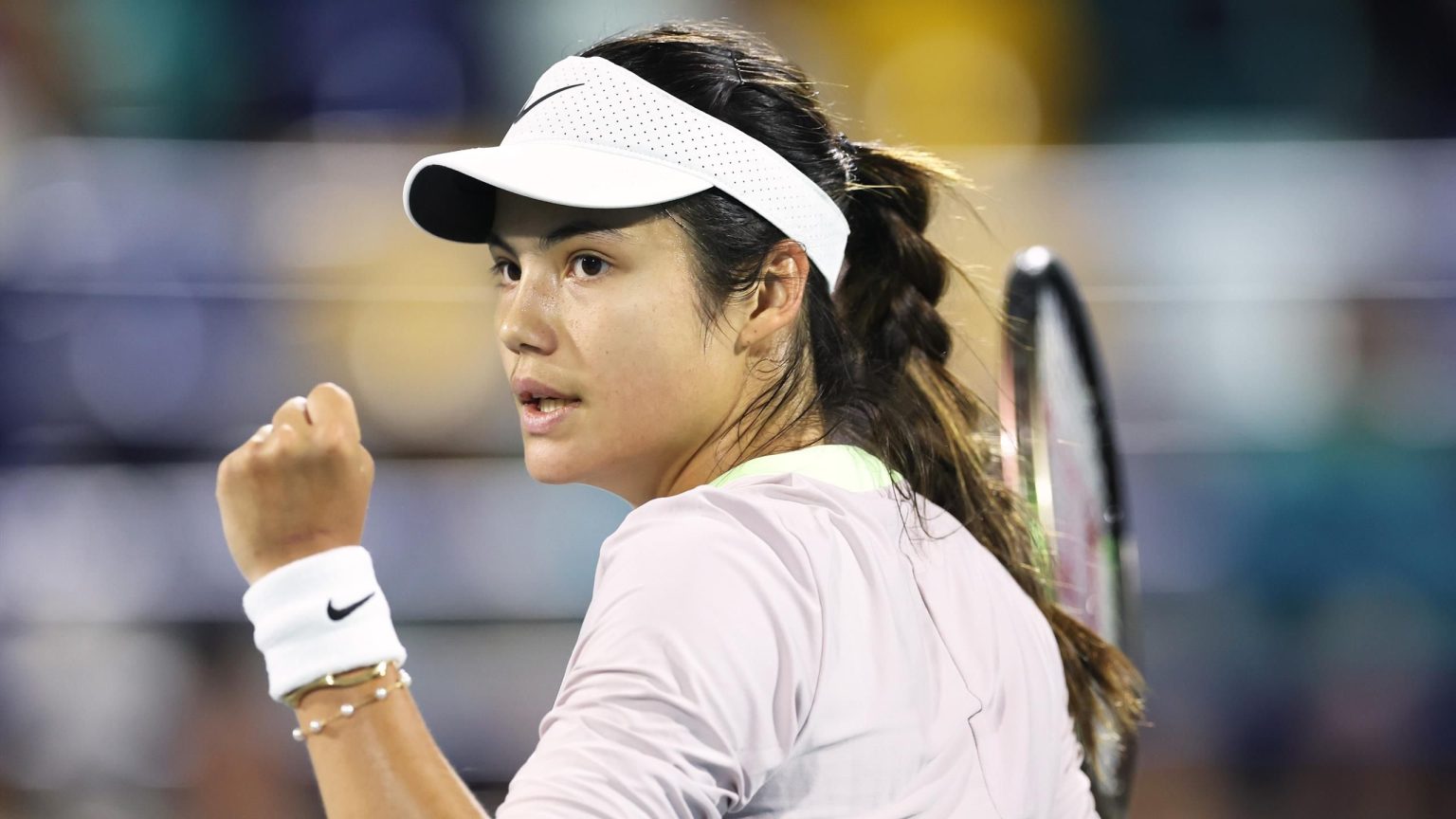 إيما رادوكانو تتغلب على أنجيليك كيربر بمجموعتين متتاليتين، وكوكو جوف تتغلب على ساشيا فيكري