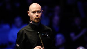 جولة بطولة السنوكر 2024: غاري ويلسون يتفوق على مارك سيلبي، وعلي كارتر في القيادة ضد باري هوكينز