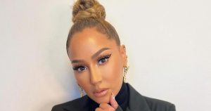 Adrienne Bailon-Houghton تكشف عن اتجاه Y2K الذي تأمل أن يختفي إلى الأبد (حصريًا)