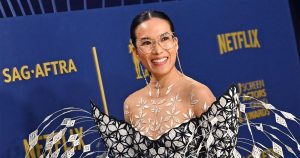 وصل Ali Wong إلى حفل توزيع جوائز SAG لعام 2024 في ’Sprinter Van‘ ليناسب فستان Iris Van Herpen المقطوع بالليزر