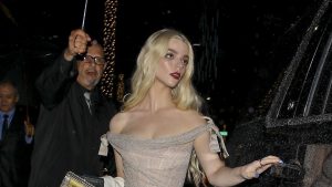 تقدم أنيا تايلور جوي درسًا في ارتداء الملابس المحايدة