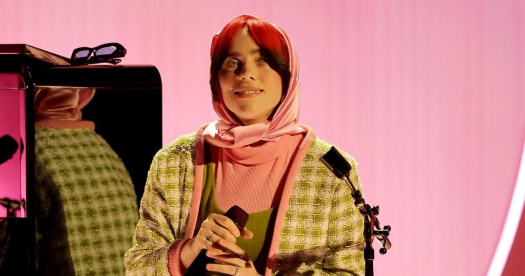 بيلي إيليش تقدم أداءً رائعًا لأغنية باربي “ما الذي صنعت من أجله؟” في جرامي