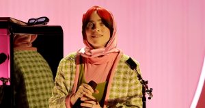 بيلي إيليش تقدم أداءً رائعًا لأغنية باربي “ما الذي صنعت من أجله؟” في جرامي