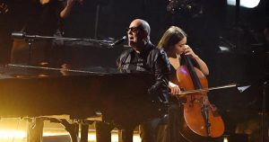 بيلي جويل يؤدي أغنيته الجديدة “Turn the Lights Back On” في حفل توزيع جوائز جرامي 2024