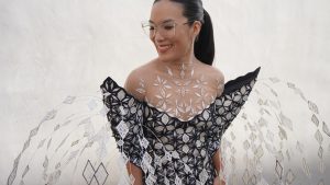 إليكم كيف اختارت علي وونغ مظهر جوائز SAG الخاصة بها