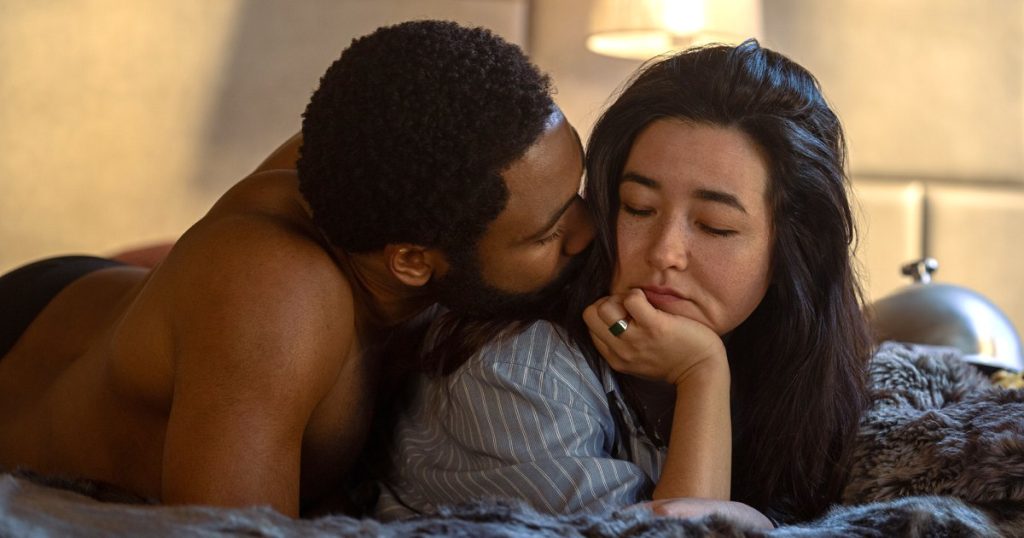 دونالد جلوفر يشرح بالتفصيل نصائح جنسية مهمة تعلمها أثناء تصوير فيلم Mr. والسيدة سميث
