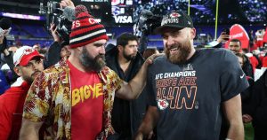 تتضمن خلاصة ما بعد الحفلة الخاصة بـ Travis و Jason Kelce’s Super Bowl “تسرب التيكيلا” ومخاوف العين الوردية