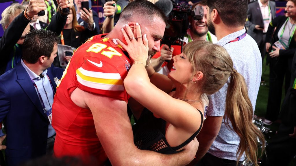 ارتدى تايلور سويفت تفاصيل شعر بوهو الجميلة هذه في Super Bowl
