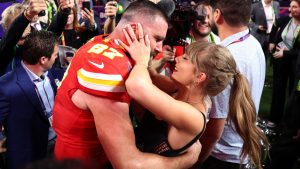 ارتدى تايلور سويفت تفاصيل شعر بوهو الجميلة هذه في Super Bowl
