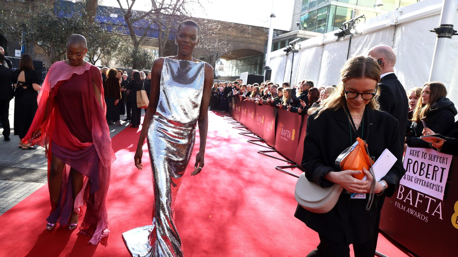 أزياء السجادة الحمراء لـ BAFTA 2024: شاهد كل فستان وأزياء ومظهر