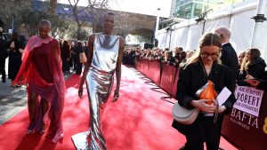 أزياء السجادة الحمراء لـ BAFTA 2024: شاهد كل فستان وأزياء ومظهر