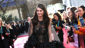 صوفي إليس بيكستور تتحدث عن مظهرها الأكبر من الحياة لـ “Disco Superhero” في حفل توزيع جوائز BAFTAS 2024