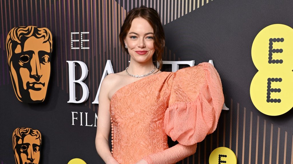 استغرق فستان إيما ستون المخصص باللون الخوخي في حفل BAFTAs 2024، 450 ساعة لإتقانه