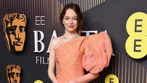 استغرق فستان إيما ستون المخصص باللون الخوخي في حفل BAFTAs 2024، 450 ساعة لإتقانه
