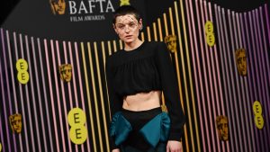 هاري لامبرت في إطلالة إيما كورين في Miu Miu BAFTAs 2024