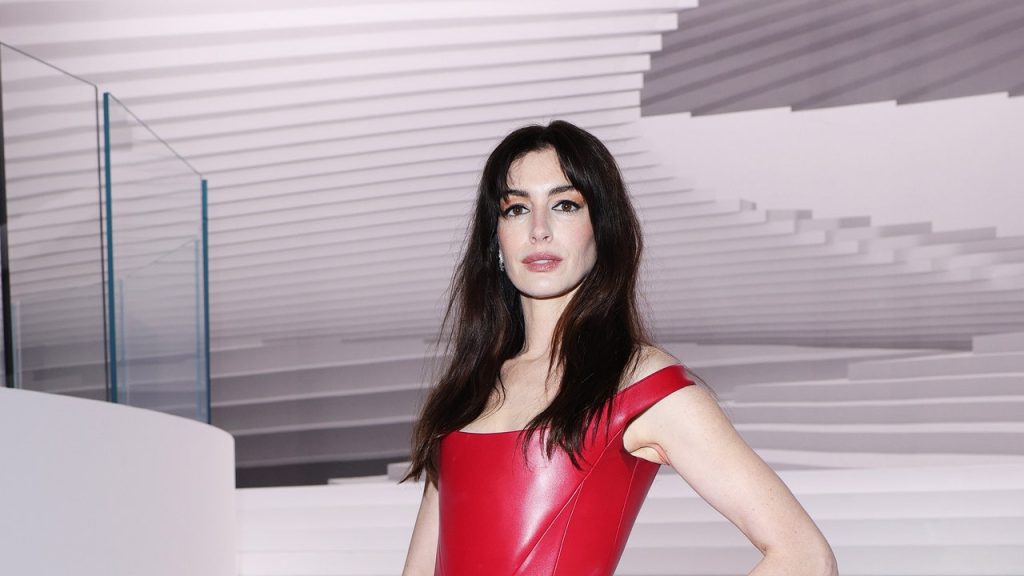 آن هاثاواي تشتغل بخزانة ملابس Dominatrix في ميلانو