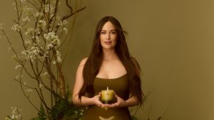 Kacey Musgraves في ألبومها الجديد، شمعة ثانية برائحة الصبيان، وBaccarat Rouge 540