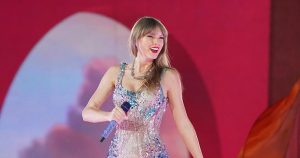 جعلت تايلور سويفت المعجبين يعتقدون أنها ستعزف أغاني من الألبوم الحادي عشر خلال عرض “Eras Tour” في طوكيو