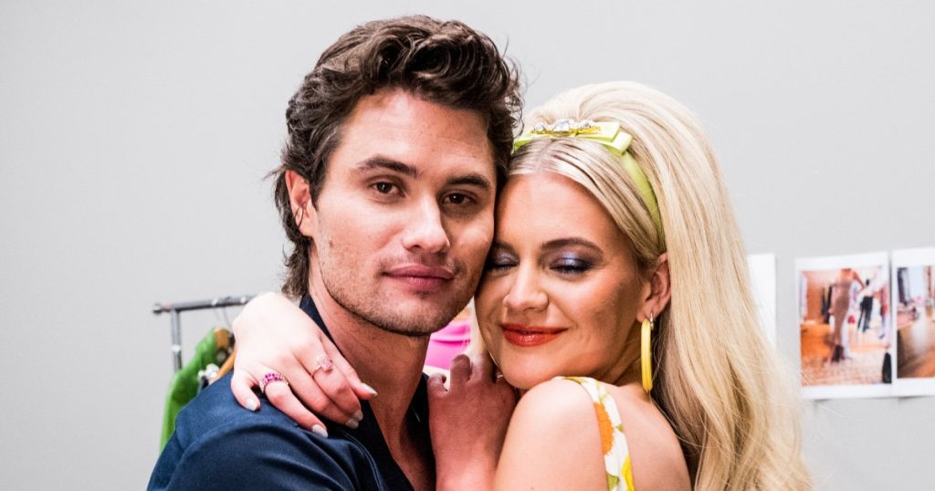 تشارك Kelsea Ballerini سبب قضاء هي و “Sweet Man” Chase Stokes يوم عيد الحب منفصلين