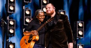 يقول مدير Luke Combs إن تريسي تشابمان “المذهل” كان لديه “رؤية” لأداء جرامي “Fast Car”