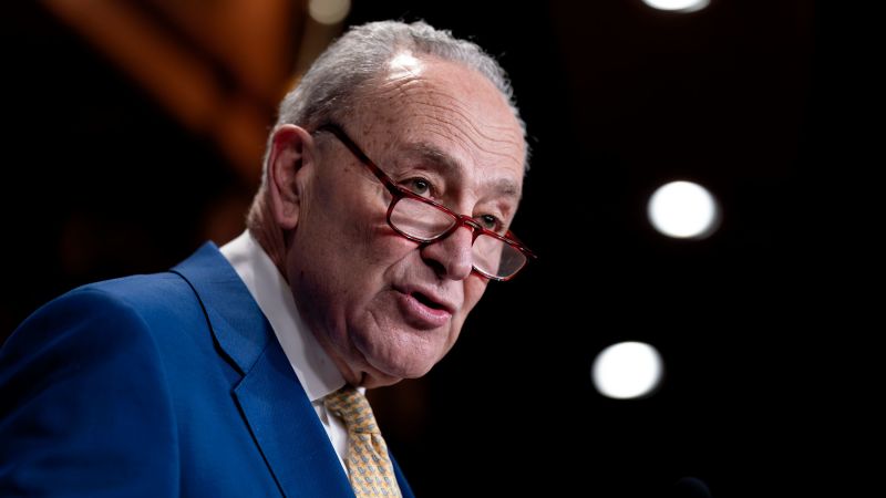 يستشهد شومر بوفاة أسلافه على أيدي النازيين في دعوة جونسون إلى طرح مشروع قانون المساعدات الخارجية على مجلس النواب