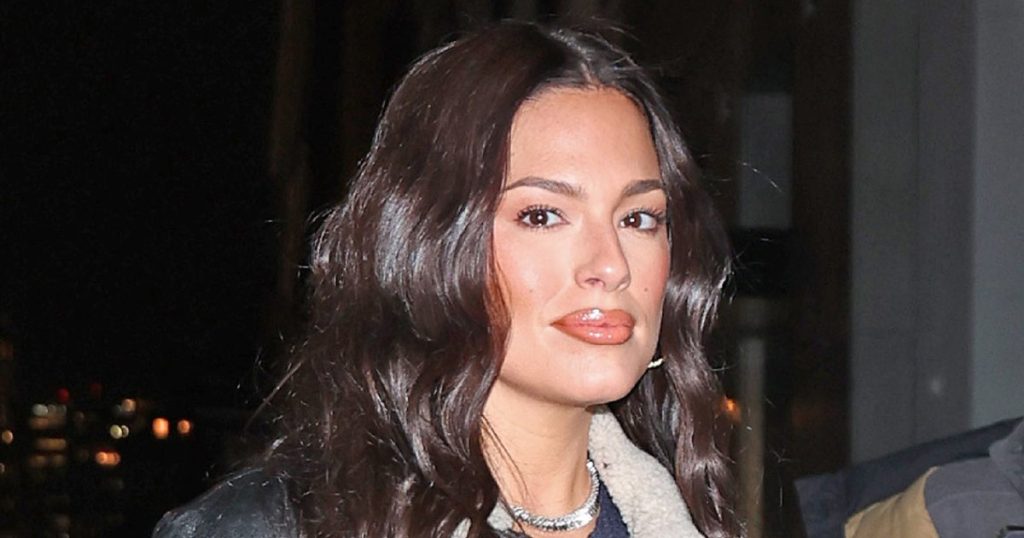 أسلوب “Cool Girl” من قناة Ashley Graham مع هذه السترة الجلدية المبطنة بصوف الشيربا