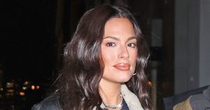أسلوب “Cool Girl” من قناة Ashley Graham مع هذه السترة الجلدية المبطنة بصوف الشيربا