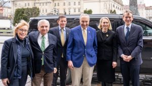 شومر يقود وفد الكونجرس إلى أوكرانيا للاحتفال بمرور عامين على الغزو الروسي