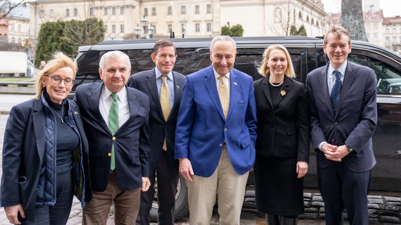 شومر يقود وفد الكونجرس إلى أوكرانيا للاحتفال بمرور عامين على الغزو الروسي